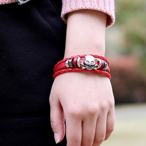 Bracelet multicouche en cuir tressé rouge style punk avec breloque tête de mort