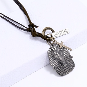 Gros plan du collier en cuir vintage avec pendentifs pharaon égyptien et croix en métal
