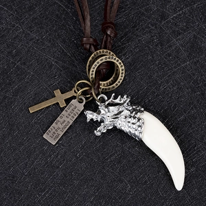 Vue détaillée du pendentif dent de loup punk rock avec cordon cuir et plaque gravée