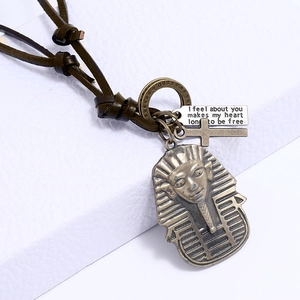 Détail du pendentif masque de pharaon rétro avec croix et collier en cordon de cuir