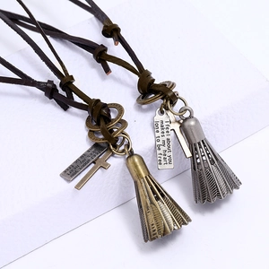 Collier rétro en cuir avec pendentif badminton et plaque gravée sur socle blanc