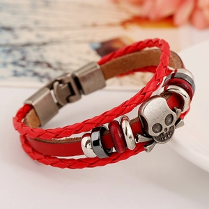 Bracelet punk multicouche en cuir tressé rouge avec breloque crâne argentée style vintage