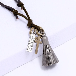 Vue détaillée du collier en cuir rétro avec pendentifs volant de badminton et croix
