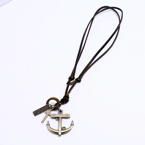 Details der Vintage-Ankerkette mit Bronze-Anhängern und dunkelbrauner Lederkordel