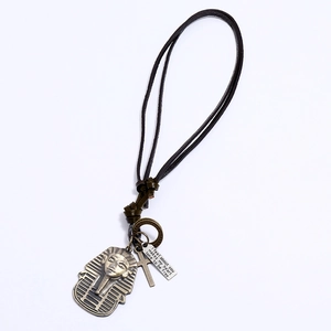 Détail du pendentif Pharaon en bronze vintage, croix et collier cordon en cuir