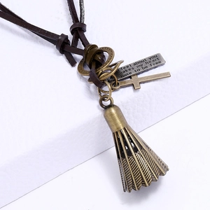 Collier en cuir rétro avec pendentif volant en bronze et charmes gravés en métal