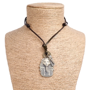 Détail du collier vintage en cuir avec pendentif pharaon, croix et charme To be free