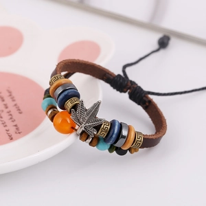 Pulsera multicapa de cuero vintage con cuentas de colores y colgante de hoja de arce