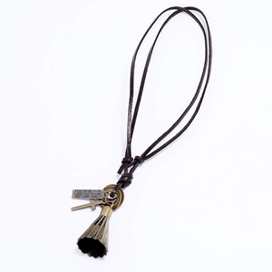 Gros plan d'un collier en cuir rétro avec pendentifs volant et croix en alliage
