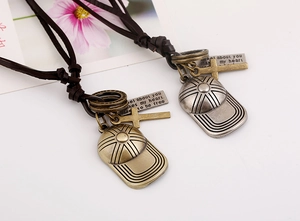Macro-opname van vintage leren ketting met baseballcap en kruishangers