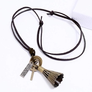 Collier en cuir vintage avec volant de badminton en bronze, croix et pendentif gravé