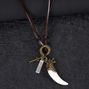 Collier pendentif dent de loup punk avec cordon en cuir et breloque tête de loup