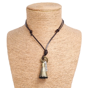 Détail d'un collier en cuir vintage avec pendentif volant en bronze et cordon ajustable