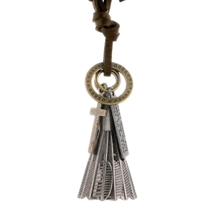 Collier rétro en cuir avec pendentifs croix et volant de badminton au style vintage
