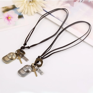Vintage leren ketting met honkbalpet en kruishangers aan verstelbaar koord