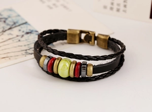 Détail d'un bracelet en cuir punk avec perles en céramique et fermoir en bronze