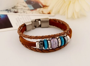 Détails d'un bracelet en cuir tressé multicouche avec perles marbrées et fermoir en métal