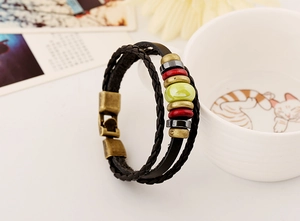 Détail d'un bracelet multicouche en cuir bohème avec fermoir en bronze et perles