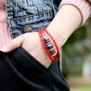 Bracciale punk in pelle bovina con multistrato di corde rosse intrecciate e perline di pietra