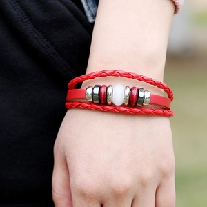 Bracciale multistrato in pelle rossa stile bohémien con perline e pietre dure