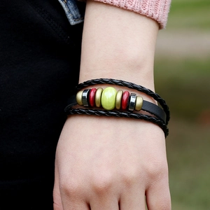 Bracelet multicouche en cuir bohème avec perles en céramique verte et détails métal