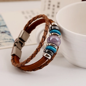 Bracelet multicouche en cuir tressé marron avec perles bleues et fermoir argenté