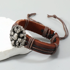 Bracelet multicouche en cuir fait main avec badge crâne vintage et cordon ajustable