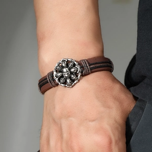 Bracelet multicouche en cuir tressé avec breloques crâne de style punk au poignet