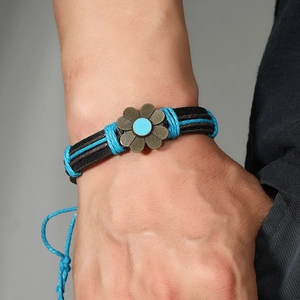 Bracelet multicouche en cuir fait main avec breloque fleur bleue et cordons tressés