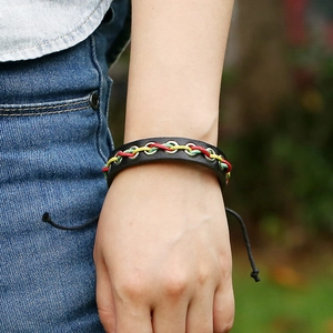 Bracelet Rasta en cuir tressé avec cordes rouge, jaune, vert et œillets métalliques
