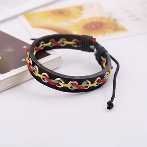 Bracelet punk en cuir tressé avec cordon rouge, vert et jaune pour un look décontracté
