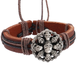 Bracelet rétro multicouche en cuir avec breloque crâne en argent antique style punk