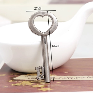 Vue détaillée du pendentif clé cœur vintage en argent avec lettre R et taille 27x66mm