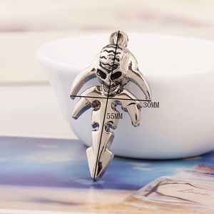 Détail du pendentif crâne de style hache en argent avec dimensions 55mm x 30mm
