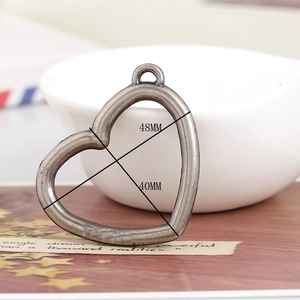 Détail macro d'un pendentif coeur vintage de 48x40mm pour la création de bijoux DIY