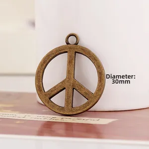 Détail d'un pendentif signe de paix en alliage bronze de 30mm avec texture rustique