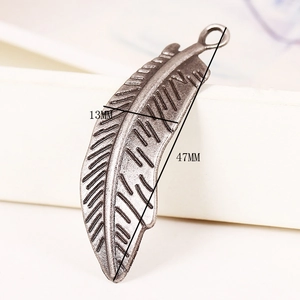 Vue macro détaillée d'un pendentif plume en alliage de 47 mm pour la création de bijoux