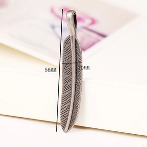 Vue macro d'un pendentif plume en alliage argent rétro de 56 mm avec détails