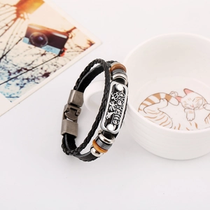 Bracelet punk multicouche en cuir noir avec breloque argentée de l'île de Curacao