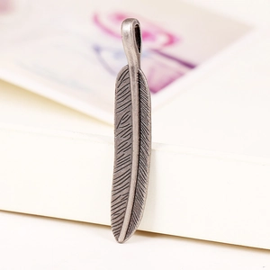 Pendentif plume vintage en alliage argenté avec détails gravés pour colliers DIY
