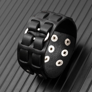 Dettaglio di un bracciale in pelle nera regolabile con anelli in argento e bottoni a scatto