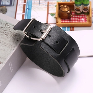 Bracelet punk large en cuir noir pour homme avec boucle argentée et sangles réglables