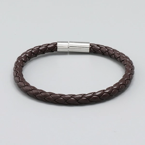 Dettaglio del bracciale in pelle PU intrecciata marrone con chiusura magnetica argento