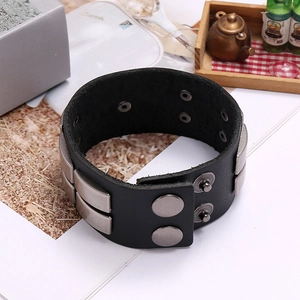Nahaufnahme von schwarzem Punk-Lederarmband mit rechteckigen Metallnieten und Druckknöpfen