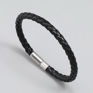 Dettaglio del bracciale in pelle intrecciata nera con chiusura magnetica argentata