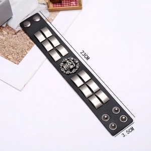 Punk Lederarmband in Schwarz mit Silber-Totenkopf und Nieten, 23cm Länge und 3,5cm Breite