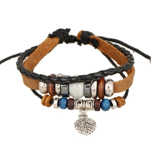 Bracelet en Cuir Multicouche Vintage Corde Tressée Avec Pendentif Feuille en Alliage Perles en Bois Bijoux Punk Ethniques
