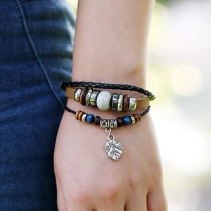 Bracelet multicouche en cuir de vachette rétro avec perles et pendentif feuille argent
