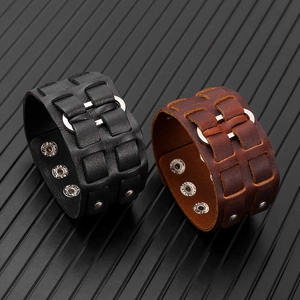 Dettaglio del bracciale regolabile in pelle con trama intrecciata punk e bottoni