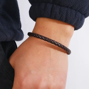 Bracciale minimalista in pelle PU intrecciata testa di moro indossato per uno stile casual
